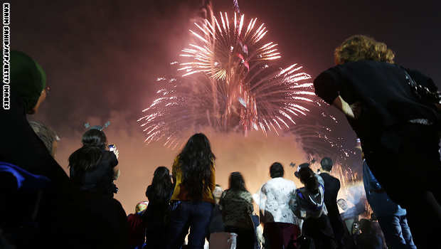 زوار دبي حضروا من كل مكان لمشاهدة الألعاب النارية واحتفالات الإمارة برأس السنة الميلادية الجديدة.