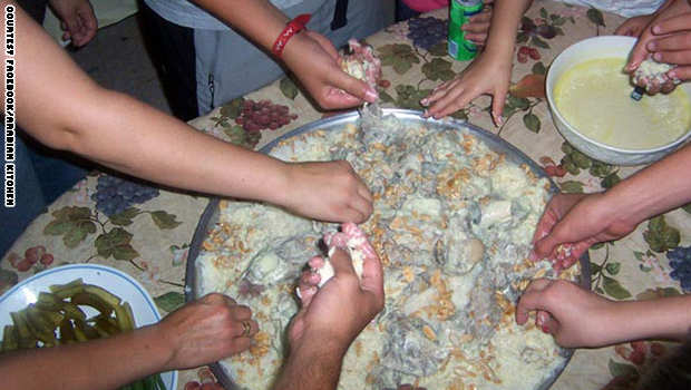 مطابخ الدول العربية.. ما الأفضل وما الأسوأ؟ Hands-mansaf