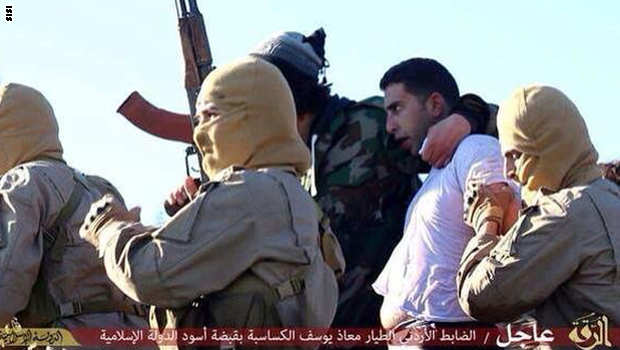بالصور.. الضابط الطيار الأردني بقبضة داعش بعد اسقاط طائرته فوق الرقة
