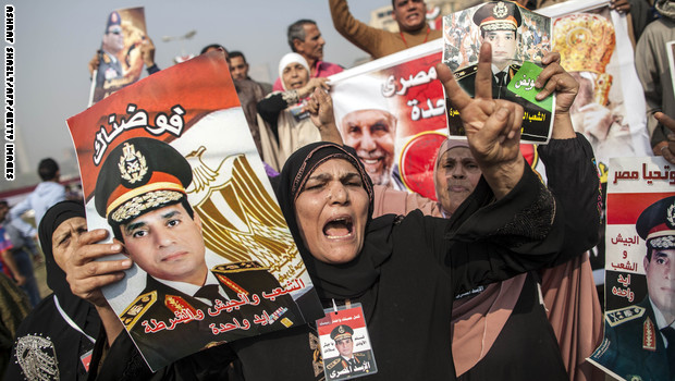 مصريون يرفعون صوراً للسيسي
