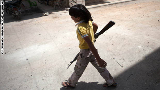 صورة أرشيفية لطفل سوري يحمل بندقية