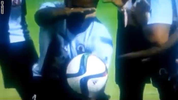 شاهد بالفيديو.. لاعب كرة قدم يجعل الكرة تطفو في الهواء بعد تسجيله هدفاً