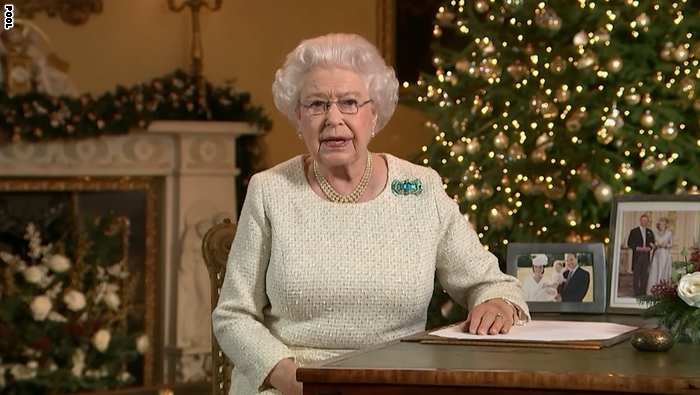 رسالة الملكة إليزابيث في أعياد الميلاد: النور يضيء في الظلمة ورسالة المسيح هي الحب وليس العنف Screen%20Shot%202015-12-26%20at%2017.32.39