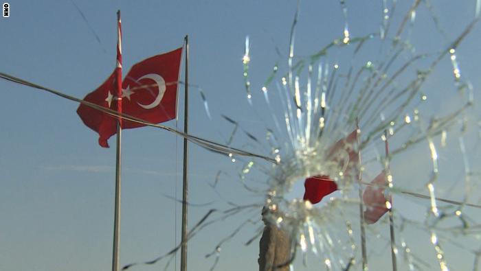 بالفيديو: عدسة CNN تنقل آثار محاولة الانقلاب في تركيا.. في بحث عن سبب فشله