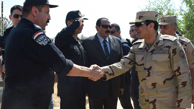 الرئيس المصري السيسي يزور القوات المصرية في سيناء بعد الهجمات الدامية. 10505195_1181467278546276_8318403961348006170_o
