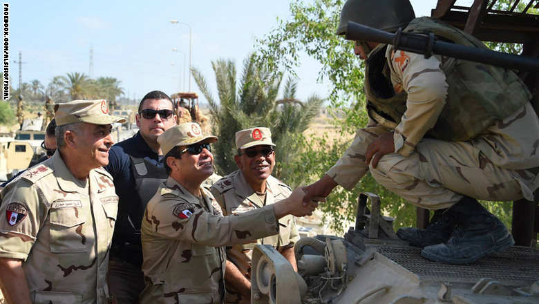 الرئيس المصري السيسي يزور القوات المصرية في سيناء بعد الهجمات الدامية. 11220710_1181467348546269_3271333861855896709_o