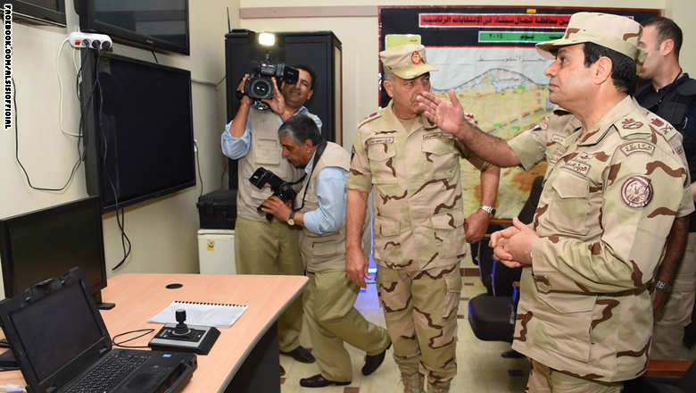الرئيس المصري السيسي يزور القوات المصرية في سيناء بعد الهجمات الدامية. 11415580_1181464298546574_6590306097717106309_o
