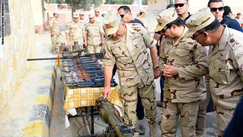 الرئيس المصري السيسي يزور القوات المصرية في سيناء بعد الهجمات الدامية. 11700675_1181464445213226_5634997753440086069_o