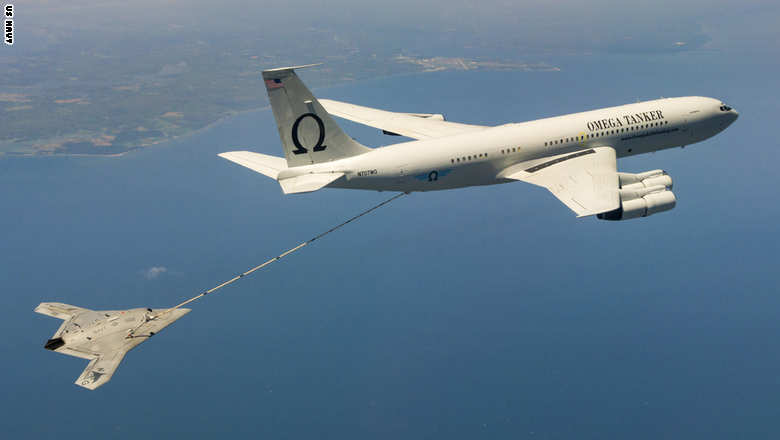 أول عملية تزود بالوقود جوا بالتاريخ لطائرة بدون طيار X-47B 150422-N-CE233-457