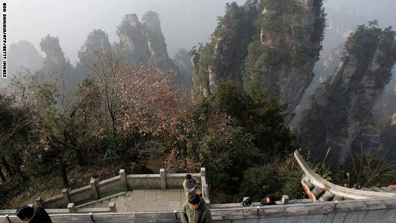 بالصور..أعلى وأطول جسر زجاجي في العالم سيُفتتح في الصين