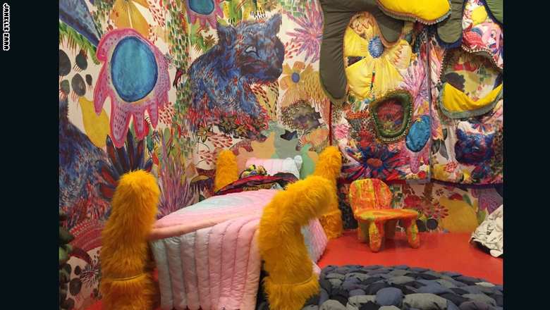 من الدببة الملونة إلى الأسرّة المصنوعة من الفراء... هل هذا هو أغرب معرض فني لهذا العام؟ 