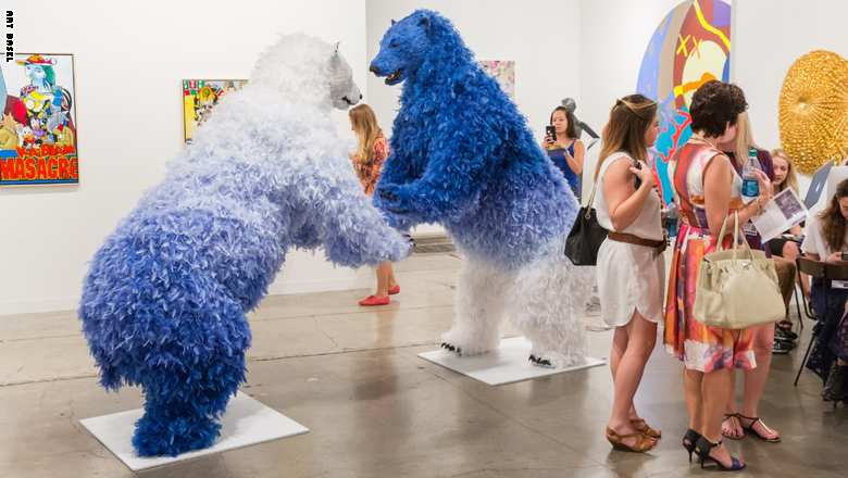 من الدببة الملونة إلى الأسرّة المصنوعة من الفراء... هل هذا هو أغرب معرض فني لهذا العام؟ 