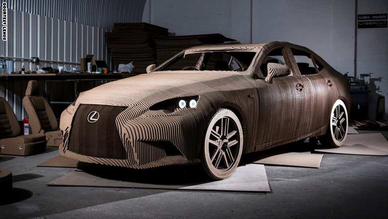 "Lexus" تعرض سيارة من الكرتون المقوى