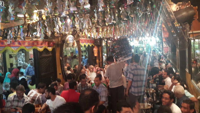 بالصور .. مقهى الفيشاوي يُلهم نجيب محفوظ..وآلاف المصريين في رمضان 20150702_221459_0