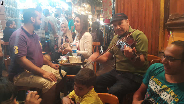 بالصور .. مقهى الفيشاوي يُلهم نجيب محفوظ..وآلاف المصريين في رمضان 20150702_221751_003