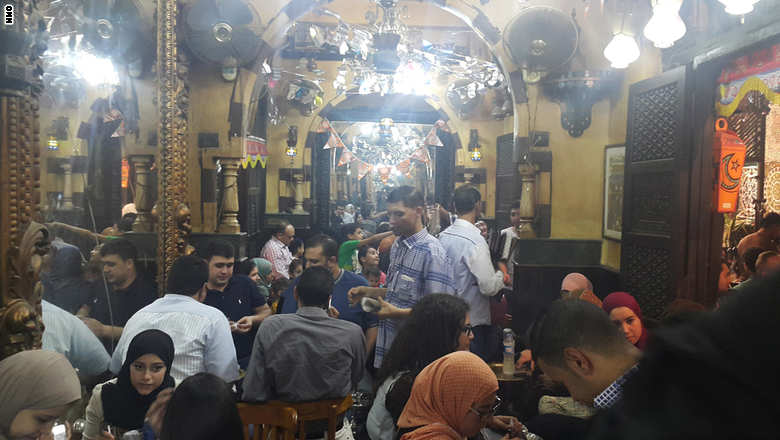 بالصور .. مقهى الفيشاوي يُلهم نجيب محفوظ..وآلاف المصريين في رمضان 20150702_222309