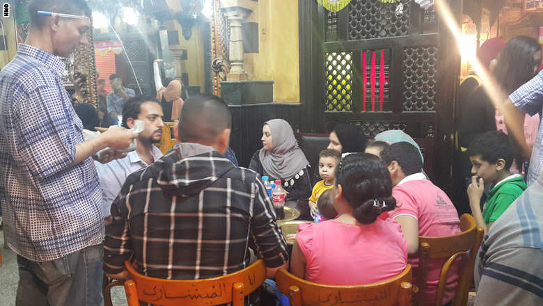 بالصور .. مقهى الفيشاوي يُلهم نجيب محفوظ..وآلاف المصريين في رمضان 20150702_222606