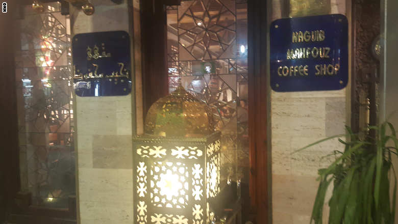 بالصور .. مقهى الفيشاوي يُلهم نجيب محفوظ..وآلاف المصريين في رمضان 20150702_224007