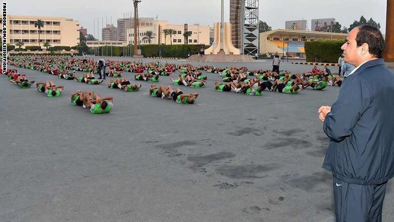 السيسي يتفقد الأنشطة التدريبية لطلبة الكلية الحربية