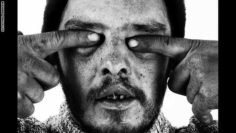 قام المصور جيوفاني ترولو بتصوير وجوه المشردين الذين كانوا يوما ما ناجحين في حياتهم.