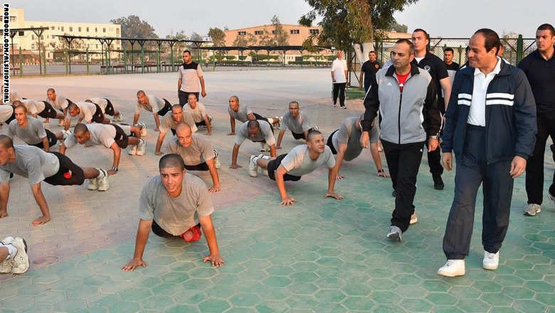 السيسي يتفقد الأنشطة التدريبية لطلبة الكلية الحربية