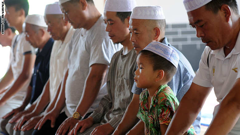 رجال وأطفال صينيين يصلون في مسجد تانتشينغ قبل رمضان.