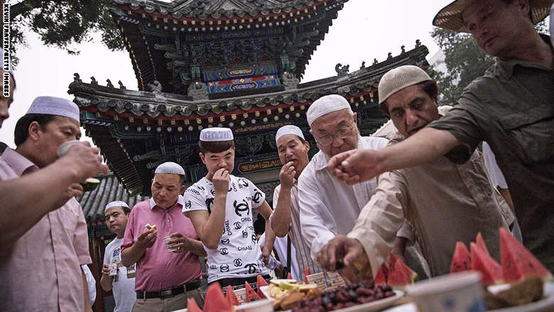 صائمون يفطرون في مسجد نيوجيه ببكين.