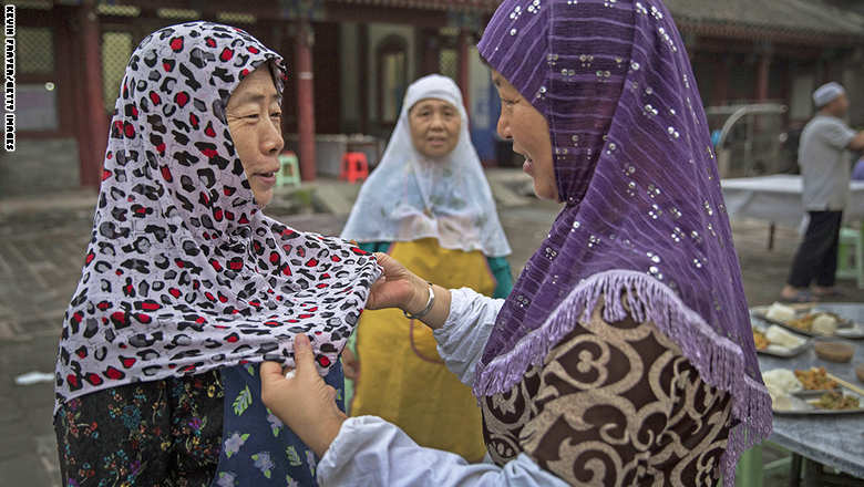 نساء في مسجد نيوجيه في بكين برمضان.