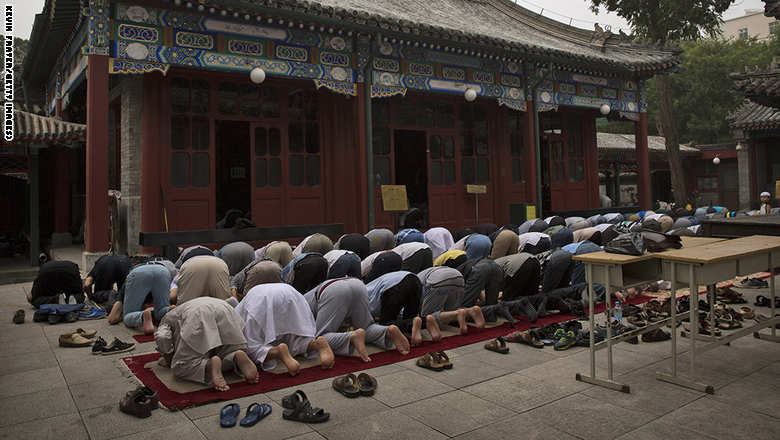 رجال يصلون صلاة الجمعة في مسجد تانتشينغ في مقاطعة شاندونغ شرق الصين.