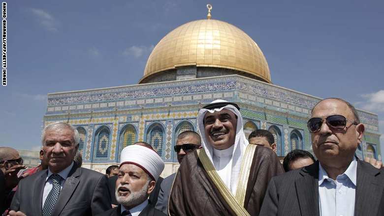 نائب رئيس الوزراء وزير الخارجية الكويتي صباح الخالد الصباح، مع مفتي القدس خارج مسجد قبة الصخرة في الحرم القدسي، 14 أغسطس/ آب 2014