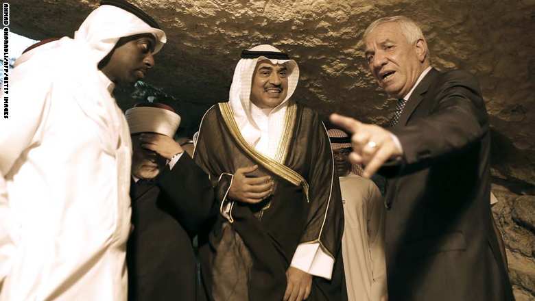 نائب رئيس الوزراء، وزير الخارجية الكويتي صباح الخالد الصباح يتحدث مع عزام الخطيب، المدير العام للمسجد الأقصى والأوقاف الإسلامية، داخل مسجد قبة الصخرة في الحرم القدسي 14 أغسطس/ آب 2014