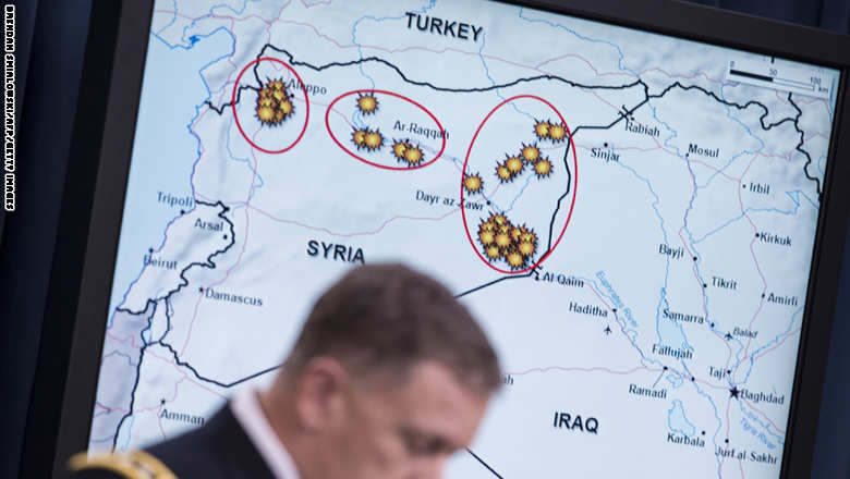 جنرال أميركي أمام خريطة رسم عليها مواقع لتنظيم داعش
