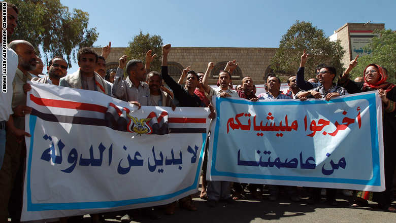 نشطاء يمنيون يهتفون بشعارات مناهضة للحوثيين خلال تجمع حاشد في صنعاء