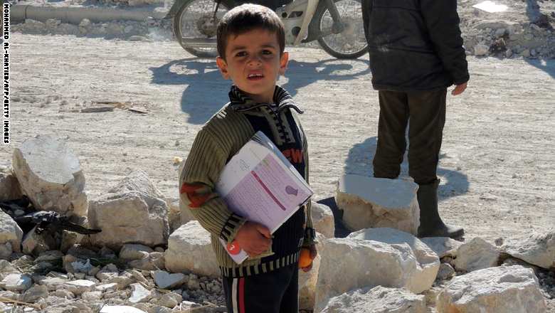 طفل سوري خارج مدرسته في مارع بعد غارات لطيران النظام 2013