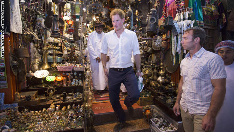 بالصور.. الأمير هاري يتعرف على سلطنة عُمان