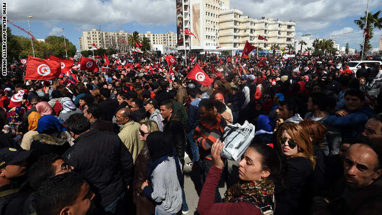 مقتل 7 سياح وتونسي واحد في هجوم على متحف باردو وسط العاصمة تونس 468017102