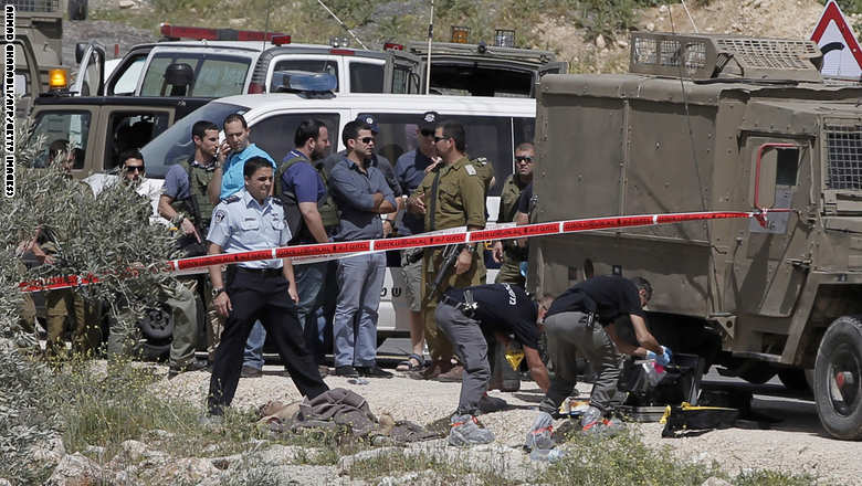فلسطيني يطعن جنديين اسرائيليين  قبل قتله بالرصاص شمال شرقي رام الله 468889400