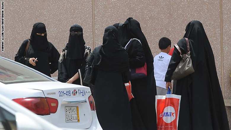 سعوديات أمام مركز تسوق في الرياض