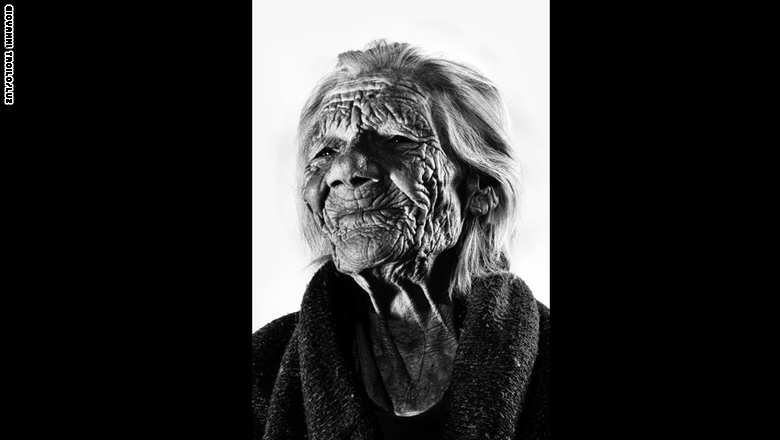 تعيش أنتونيتا لوحدها في الشارع، وفي الشتاء تأوي إلى ردهة مستشفى سان جيوفاني.