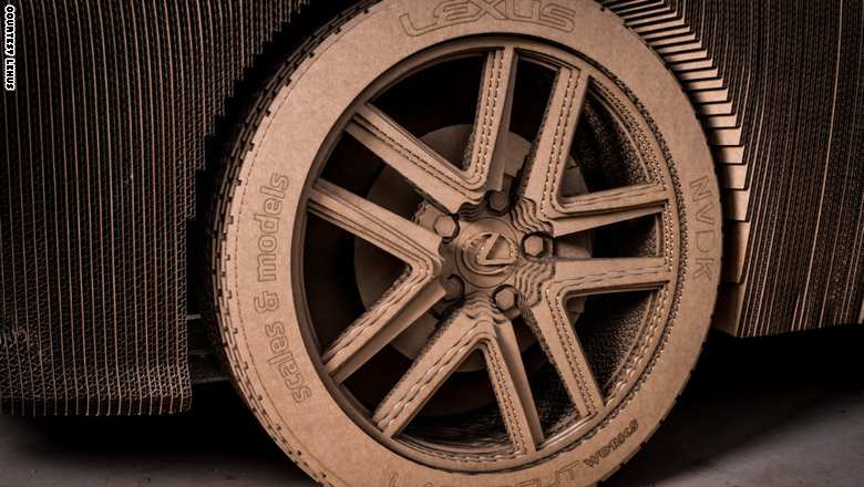 "Lexus" تعرض سيارة من الكرتون المقوى