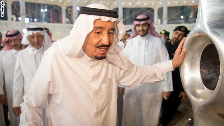 بالصور الملك سلمان يشارك بغسل جدار الكعبة