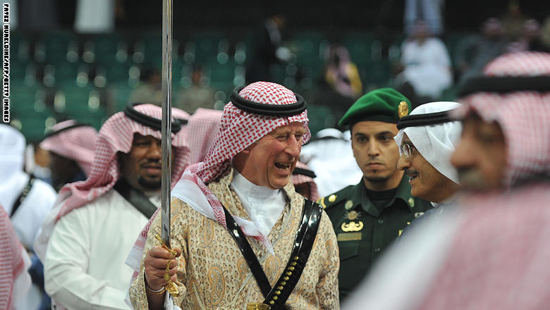 الامير تشارلز يرتدي الزي السعودي التقليدي وهو يرقص حاملا السيف