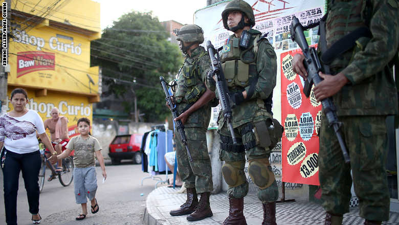 الجيش البرازيلي يحتل منطقة في ريودي جانيرو قبيل كأس العالم