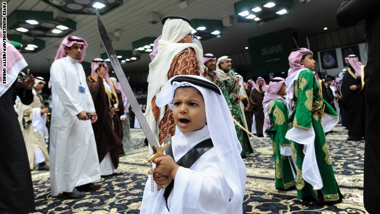 طفل يرقص الرقصة السعودية التقليدية