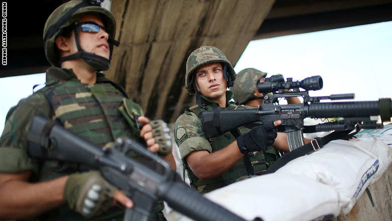 الجيش البرازيلي يحتل منطقة في ريودي جانيرو قبيل كأس العالم