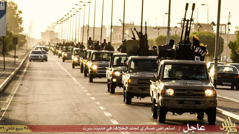 بالصور.."داعش" في استعراض للقوة بشوارع ليبيا B-JvsQ-CEAAezQT