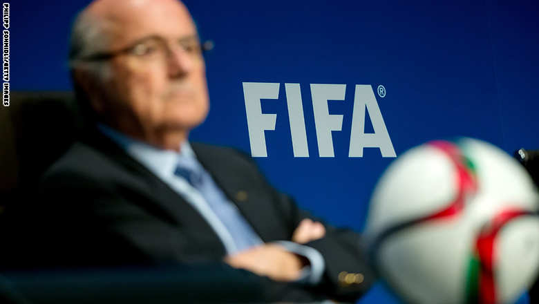 سويسرا تعتقل 6 من كبار مسؤولي الفيفا بمذكرة توقيف أمريكية بتهم رشوة وفساد بينهم نائب بلاتر FIFA-blatter