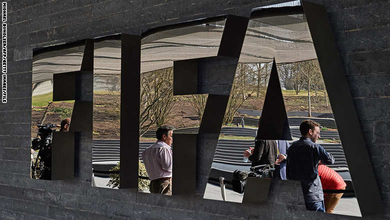سويسرا تعتقل 6 من كبار مسؤولي الفيفا بمذكرة توقيف أمريكية بتهم رشوة وفساد بينهم نائب بلاتر FIFA