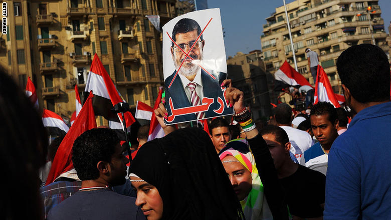 نجل مرسي في ذكرى 3 يوليو: قوات "الانقلاب" تمنع زيارة "الرئيس".. والإخوان: العسكر "خونة" والثورة مستمرة