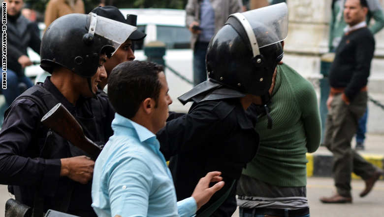 مصر: مقتل 6 وجرح 3 في اشتباكات بمنطقة الطالبية بالجيزة GettyImages-462078152